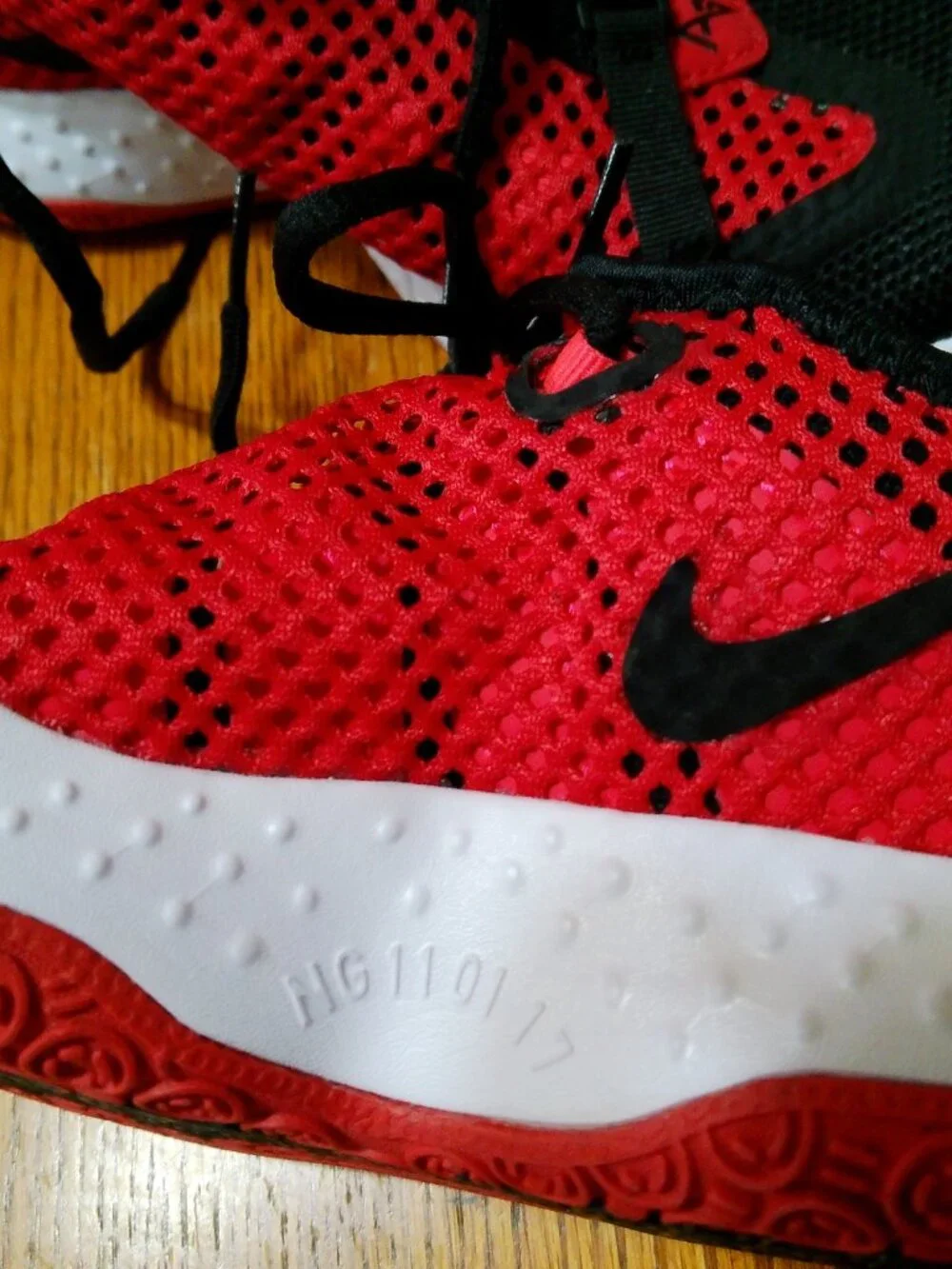 RED BLACK NIKES BOYS SIZE 5 - Picture 5 of 6